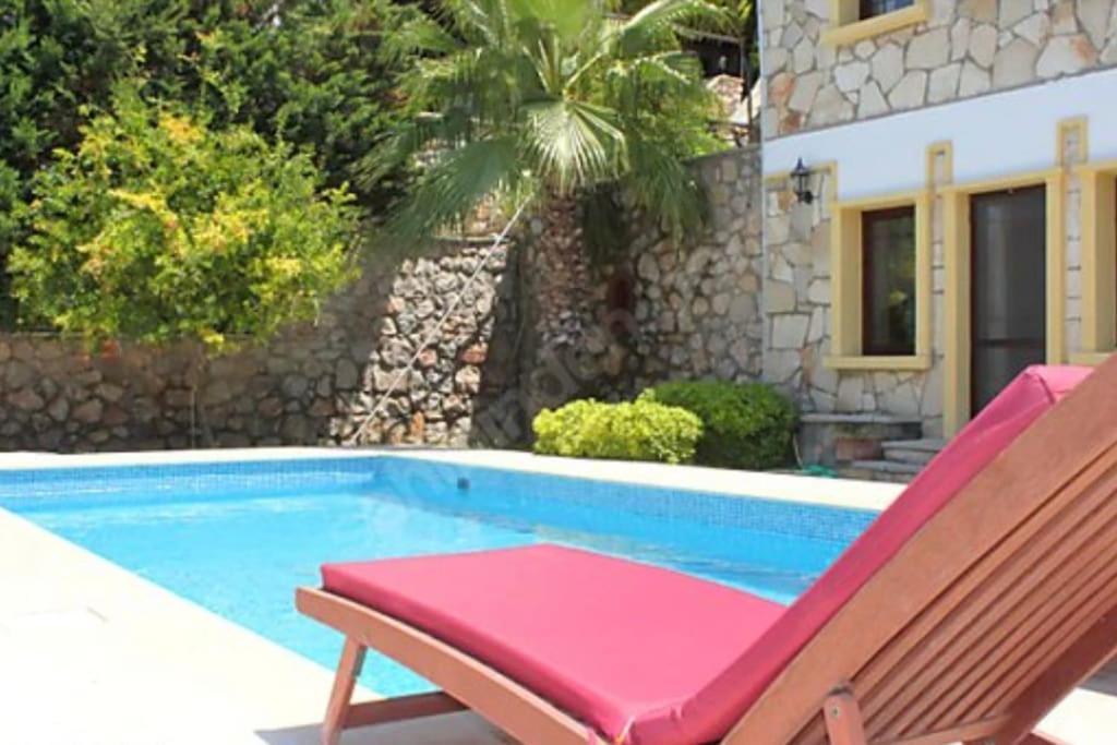 Seba; Yalikavakta Oezel Havuzlu 4+1 * Bodrum